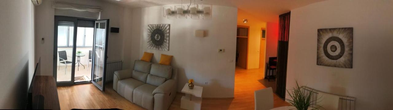 Apartment Angela With Private Garage Slot Pula Exterior photo